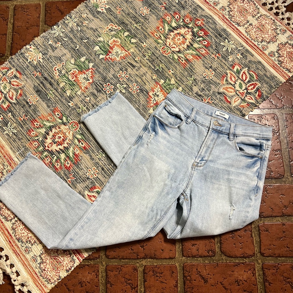 Kensie jeans light wash raw frayed hem denim jeans